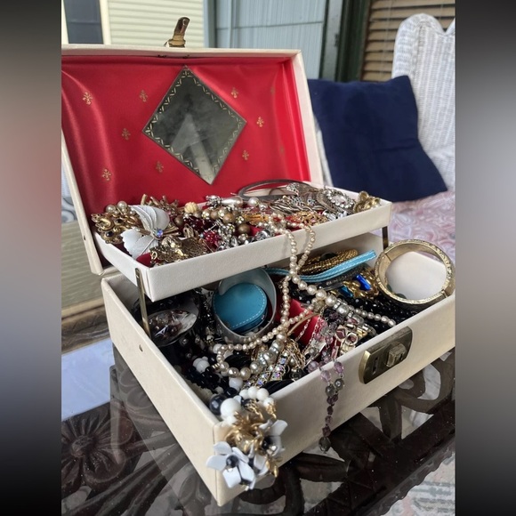 3 LB vintage 2 now Jewelry lot - Picture 1 of 5